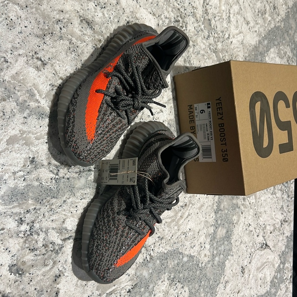 Yeezy Boost 350 V2 size 6